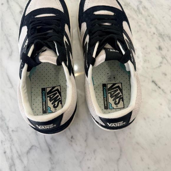 NWT Vans Black and Cream Sneakers Men’s 8.5 Women’s 10 - Picture 2 of 7